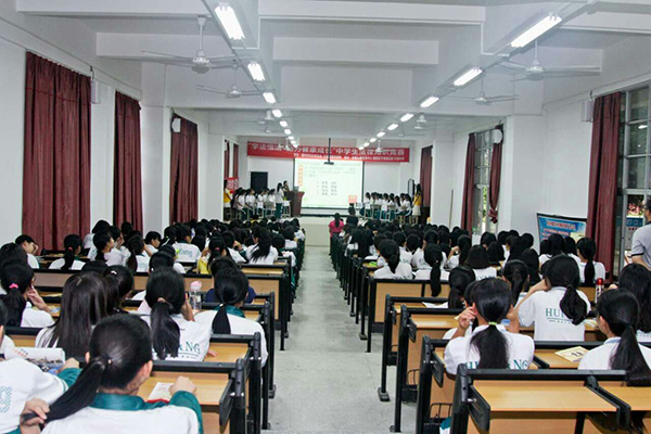 學(xué)法懂法，助力健康成長(zhǎng)”少女法律知識(shí)競(jìng)賽在平潭中學(xué)舉行